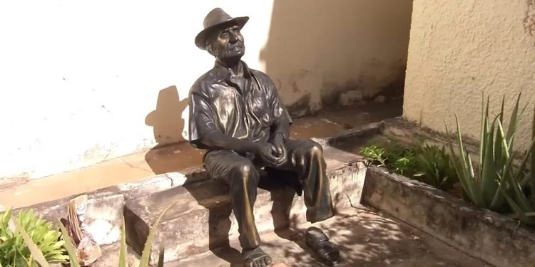 Estátua do Seu Lunga é danificada em Juazeiro do Norte; vandalismo é investigado