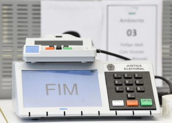 Eleitor que se recusar a entregar celular ao mesário da seção eleitoral não votará, diz TSE