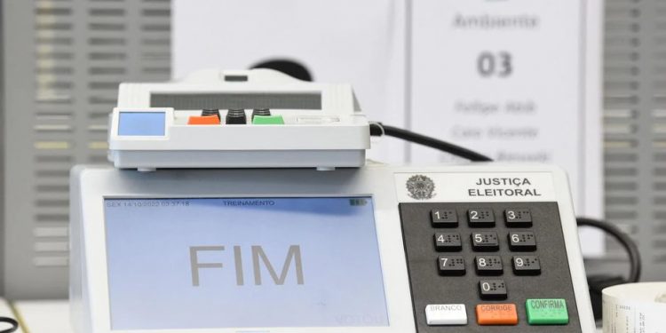 Eleitor que se recusar a entregar celular ao mesário da seção eleitoral não votará, diz TSE