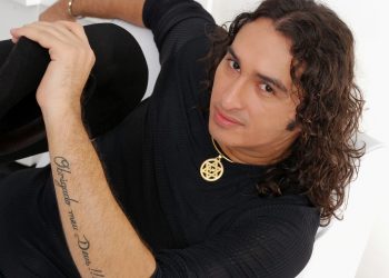 Cantor Vicente Nery sofre acidente de carro e é hospitalizado