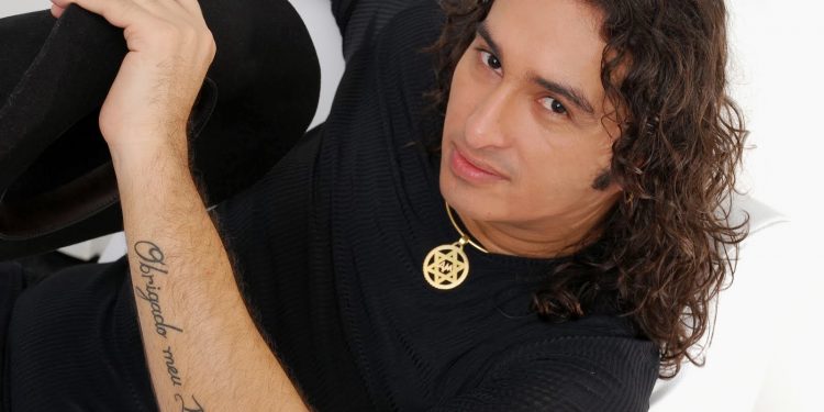 Cantor Vicente Nery sofre acidente de carro e é hospitalizado