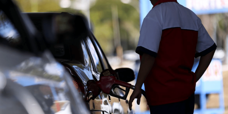 Preço dos combustíveis deve subir após as eleições, diz economista