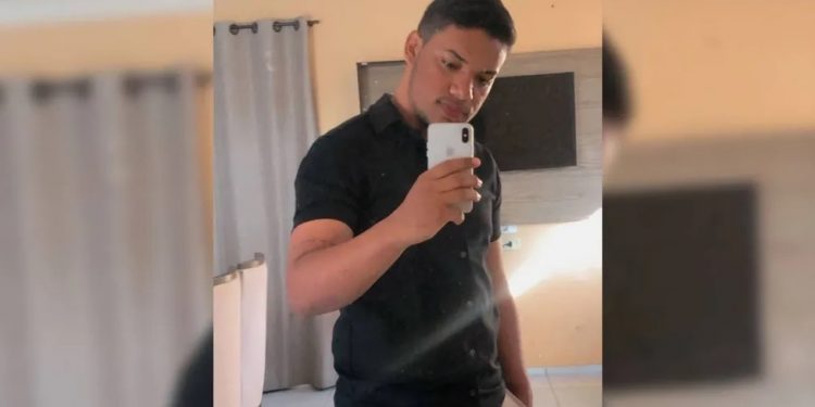 Aurora: Jovem morre após carro que ele dirigia capotar e cair em ribanceira