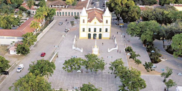 Prefeito de cidade do interior do Ceará é investigado por desvio de verba da merenda escolar em contrato de R$ 4 milhões