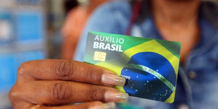Consignado do Auxílio Brasil tem juros mais altos que média do mercado