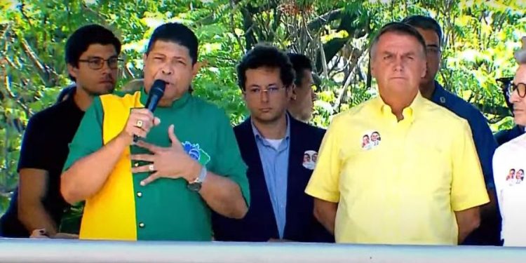 Ao lado pastor condenado, Bolsonaro pede votos em Minas Gerais