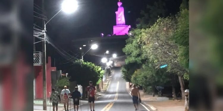 Romeiros de Várzea Alegre percorrem quase 80 km a pé para pagar promessa a Padre Cícero, em Juazeiro do Norte