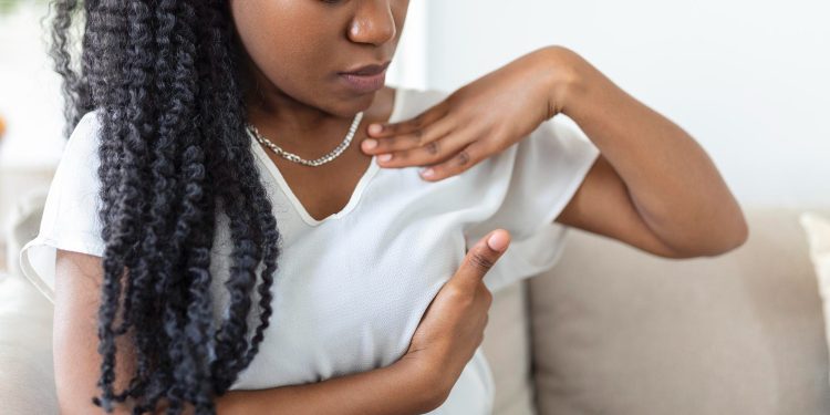 Sintomas de câncer de mama: conheça os 9 mais comuns