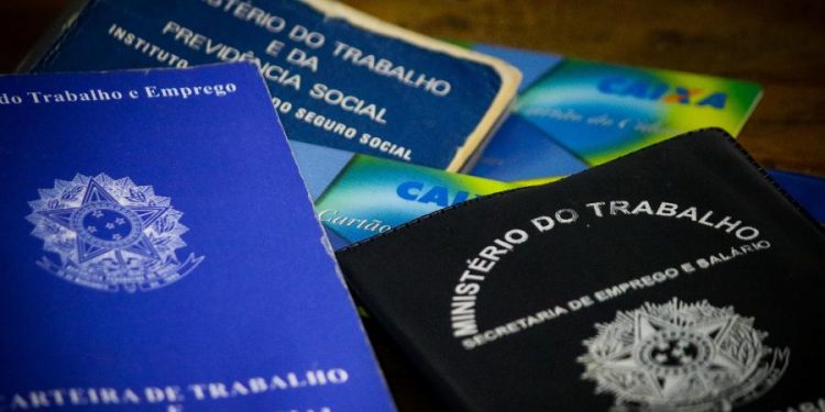 Abono extra é liberado a mais de 1 milhão de pessoas; veja se você recebe