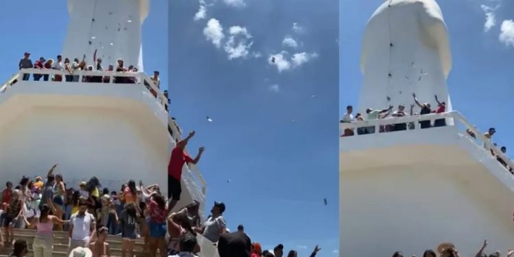 Homem é visto jogando cédulas para romeiros em Juazeiro do Norte