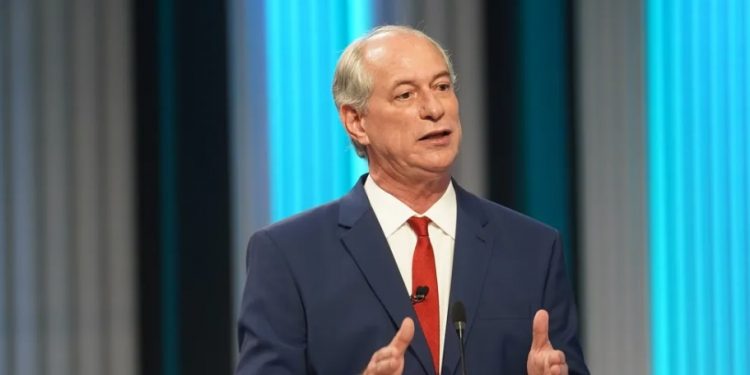 Ciro Gomes anuncia apoio à candidatura de Lula no segundo turno