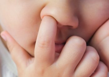 Estudo relacionou o hábito de cutucar o nariz com o maior risco de Alzheimer e demência (Foto: Shutterstock/lev.studio)