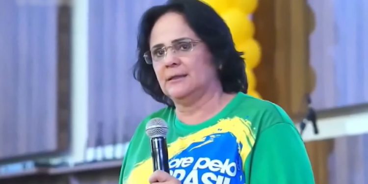 Em culto, Damares acusa sem provas tráfico de crianças no Pará; veja vídeo