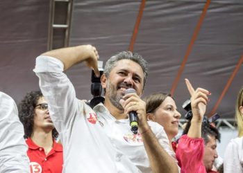 Elmano de Freitas comemora vitória nas eleições para governador no 1º turno no Ceará (Foto: Thiago Gadelha/SVM)