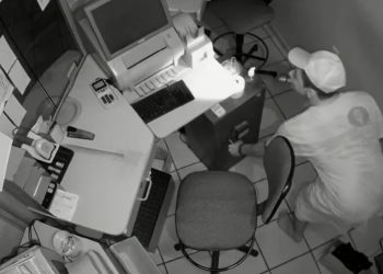 Homem usava lanterna para auxiliar no furto à casa lotérica (Foto: Reprodução)