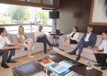 Essa é a primeira reunião entre Izolda Cela e o governador eleito Elmano de Freitas após a eleição (Foto: Reprodução/Twitter)