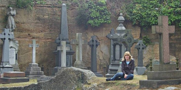 Jeane Trend-Hill é chamada regularmente para participar de sepultamentos (Foto: REPRODUÇÃO/FACEBOOK/JEANE - HEADSTONE HUNTER CEMETERY HISTORIAN)