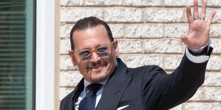 Aposentada perde R$ 208 mil achando que namorava Johnny Depp