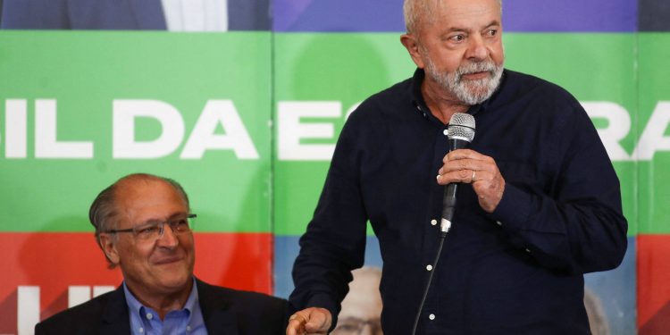 Lula quer rever norma atual e limitar tempo de militar em cargo político