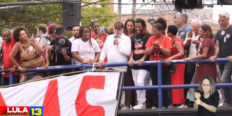 Ao lado de mãe de Marielle, Lula liga Bolsonaro a ‘milicianos que a mataram’