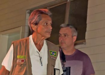 Roberto Jefferson chega ao Rio de Janeiro após ser preso (Foto: Reprodução/TV Globo)