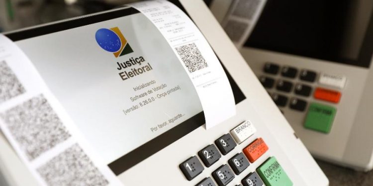 Brasil abre urnas para 2º turno das eleições; votação continua até as 17h