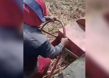 Acidente aconteceu no momento em que o agricultor usou a perna para empurrar um feixe de capim para dentro da máquina (Foto: Arquivo pessoal)