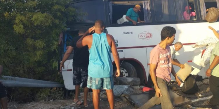 Acidente envolvendo ônibus com romeiros oriundos de Juazeiro do Norte deixa mortos e feridos