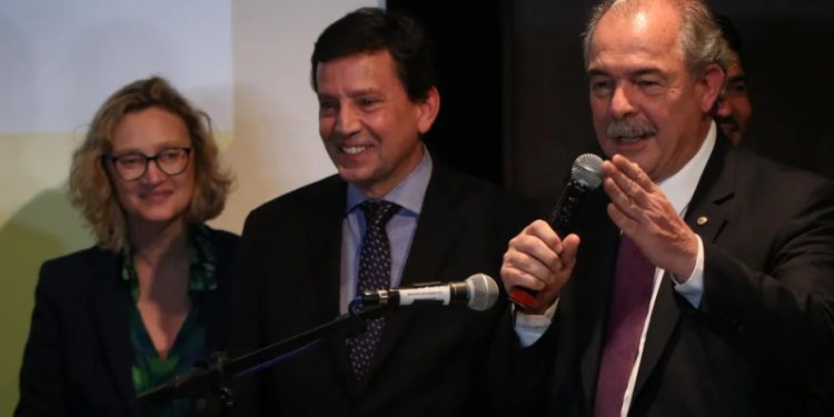 Ministro da Defesa do governo Lula será civil, diz Mercadante