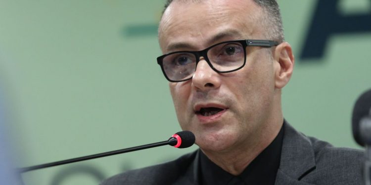 Alvo de Bolsonaro, presidente da Anvisa espera ‘ótima relação’ com Lula