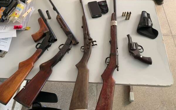 Polícia Militar prende suspeito de tentativa de homicídio e apreende cinco armas de fogo em Morada Nova