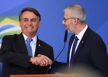 O presidente Jair Bolsonaro ao lado de Victor Godoy, ministro da Educação, em abril de 2022 (Foto: Antonio Molina/Folhapress)