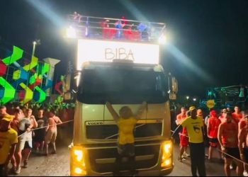 Daniela Mercury cola boneco ‘patriota’ na frente de caminhão e ri de bolsonarista