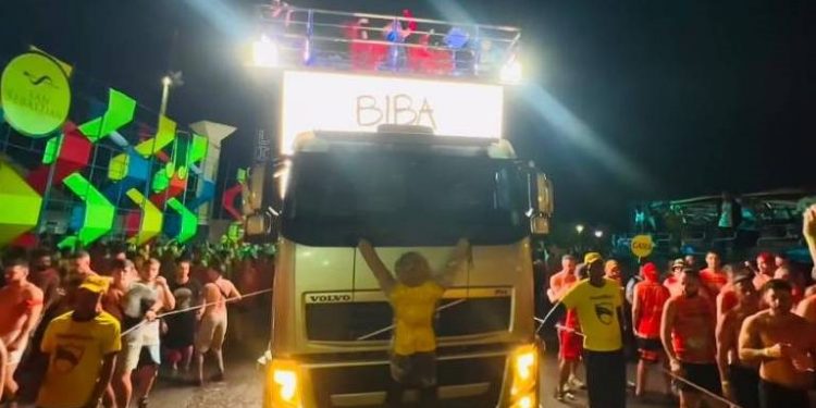 Daniela Mercury cola boneco ‘patriota’ na frente de caminhão e ri de bolsonarista