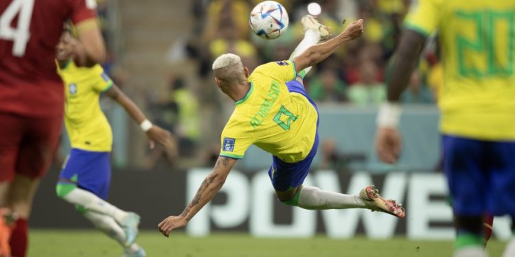 Richarlison marca golaço, Brasil vence Sérvia e estreia bem na Copa