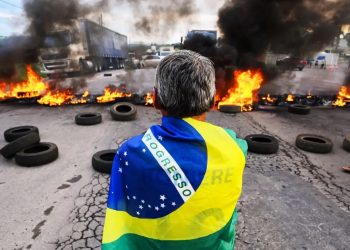 Caminhoneiros paralisam rodovias pelo Brasil após a vitória de Luiz Inácio Lula da Silva (Foto: Getty Images)
