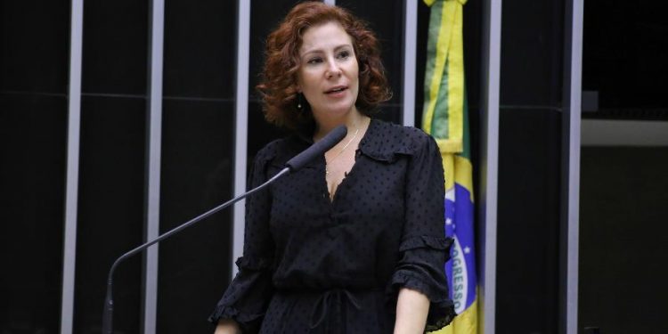 Carla Zambelli é proibida de criar perfis em redes até diplomação de Lula