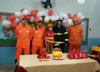 Criança com autismo ganha a presença do Corpo de Bombeiros em festa de aniversário, em Crato (Foto: Arquivo pessoal)