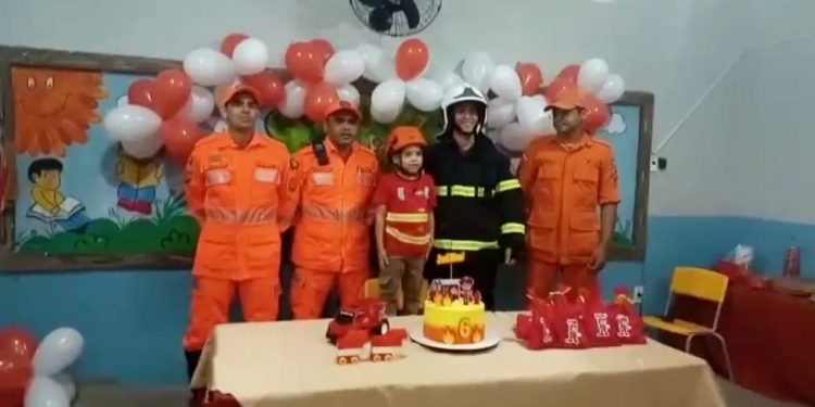 Criança autista ganha presença surpresa do Corpo de Bombeiros em festa de aniversário, em Crato