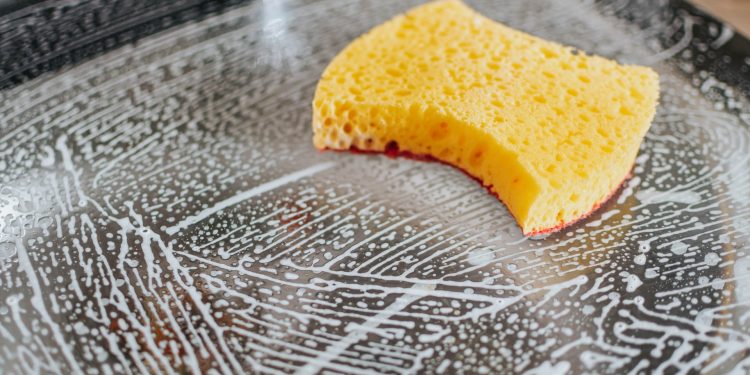 Tentar ferver ou pôr no micro-ondas só piora bactérias da esponja; e agora?