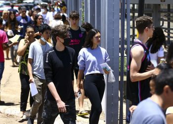 Candidatos comparecem a local de prova para a primeira etapa do Exame Nacional do Ensino Médio (Enem) 2022 (Foto: Marcelo Camargo/Agência Brasil)