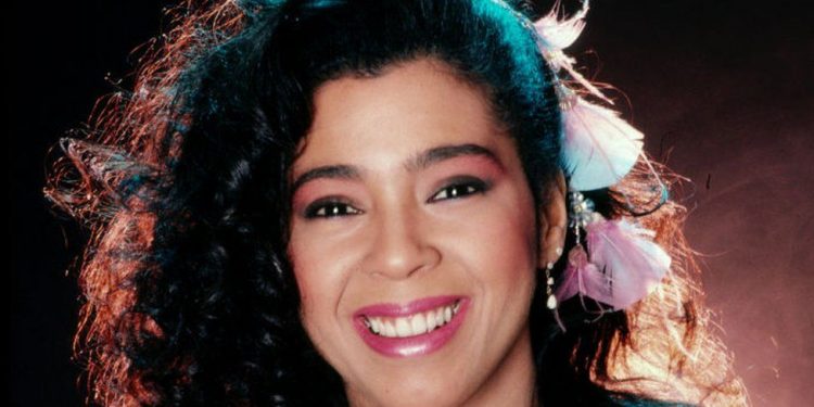 Morre Irene Cara, voz do hit clássico ‘Flashdance’, aos 63 anos