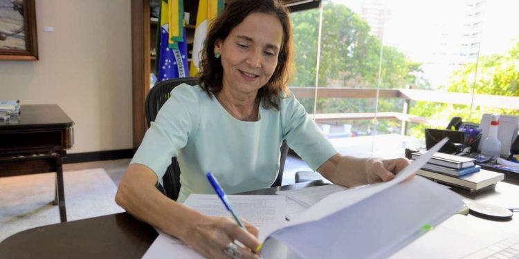 Izolda Cela sanciona lei que estabelece critérios para pagamento dos precatórios do Fundef a professores