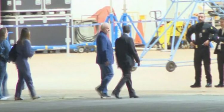Lula chega a Brasília para articular PEC e nomes para ministérios