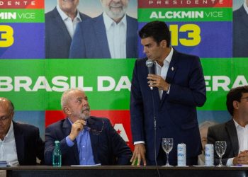 O então candidato Lula (PT) encontra-se com governadores e senadores durante o segundo turno das eleições (Foto: Mathilde Missioneiro/Folhapress)
