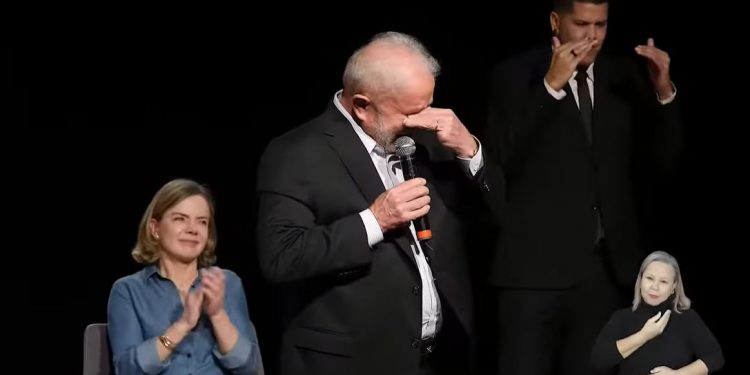 Lula chora ao falar da fome e pede respeito à democracia: ‘Voltem pra casa’