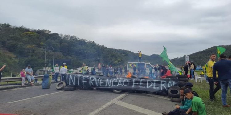 Moraes manda bloquear contas de 43 suspeitos de financiar atos golpistas