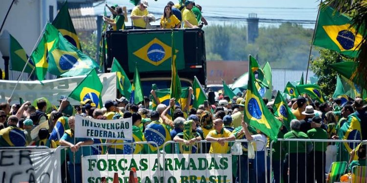 Bolsonaristas atacam perfil da Defesa por relatório: ‘Tomamos chuva à toa?’