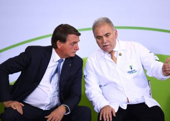 O presidente Jair Bolsonaro (PL) e o ministro da Saúde, Marcelo Queiroga, em evento no Palácio do Planalto, em Brasília, em abril deste ano (Foto: Evaristo Sa/AFP)
