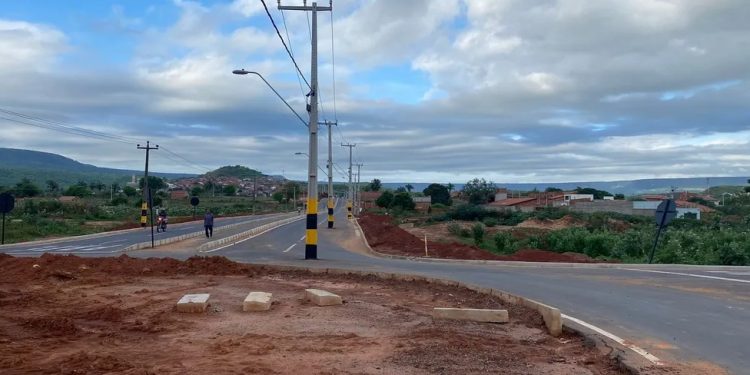 Via de acesso a ponto turístico em Barbalha tem postes no meio da pista